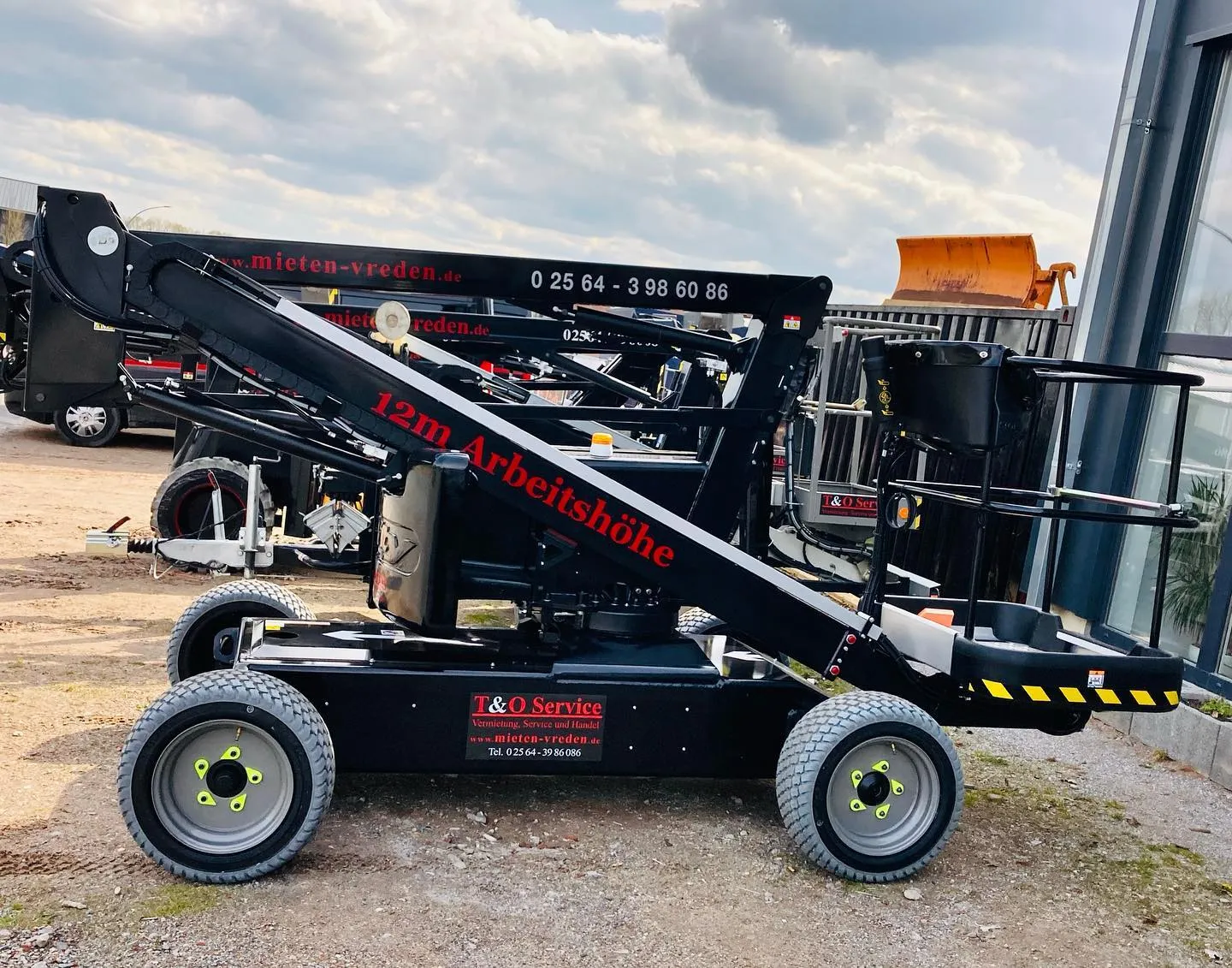 Boomlift GT EB 120-18 auf dem Hof