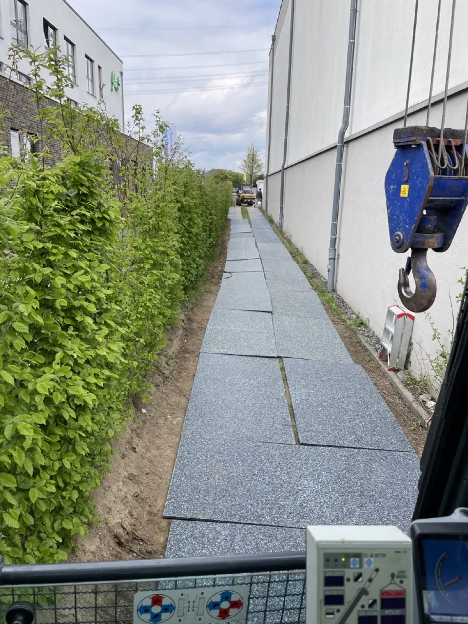 Fahrweg aus verlegten Kunststoff-Fahrplatten