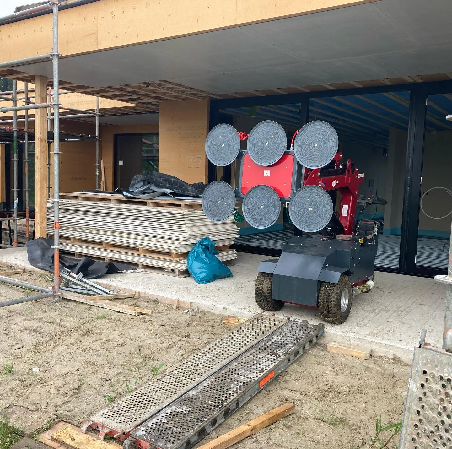 Glasworker Uplifter GW 625 mit Saugtellern auf der Baustelle