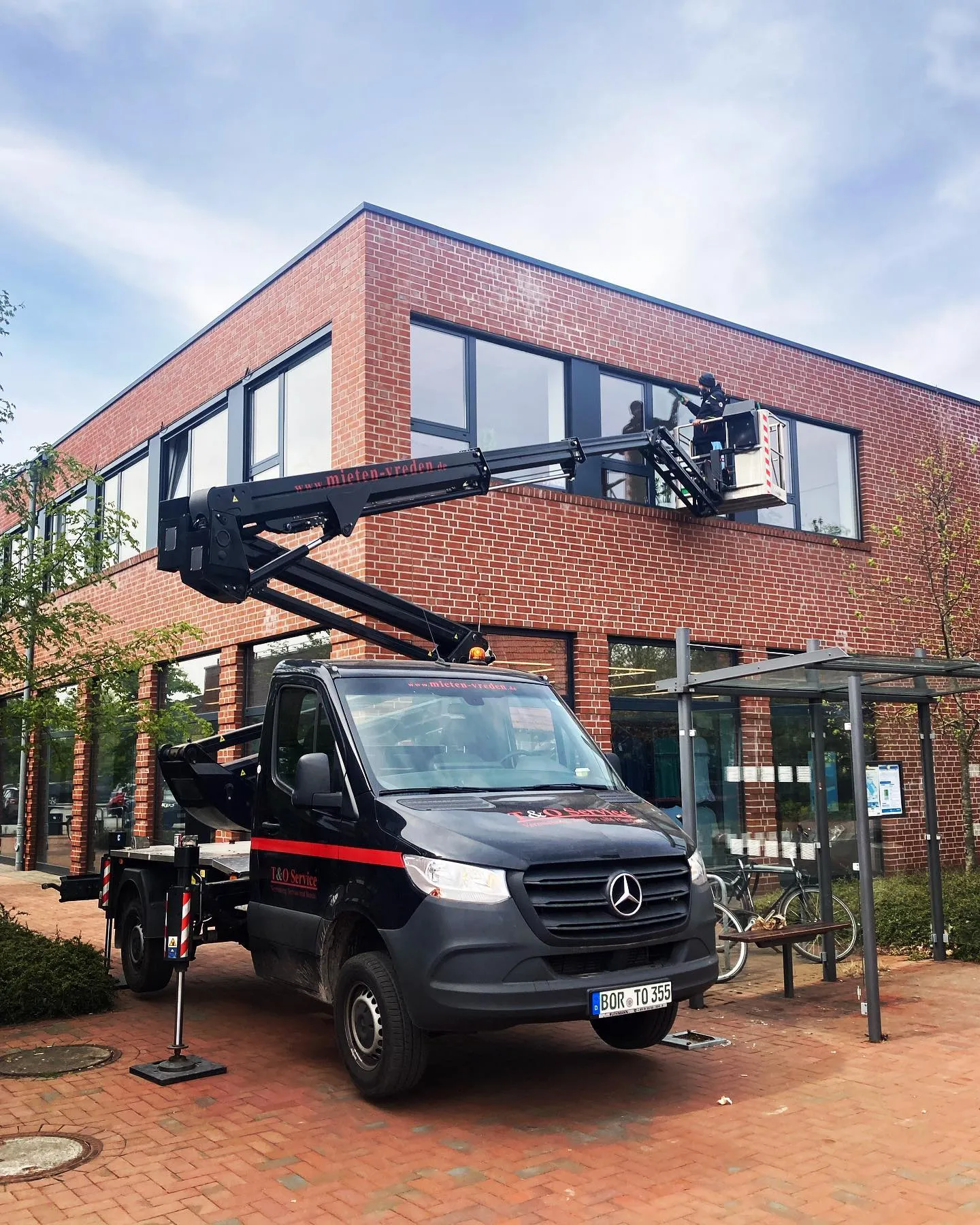 LKW-Arbeitsbühne GTRB 200 vor einem Gebäude