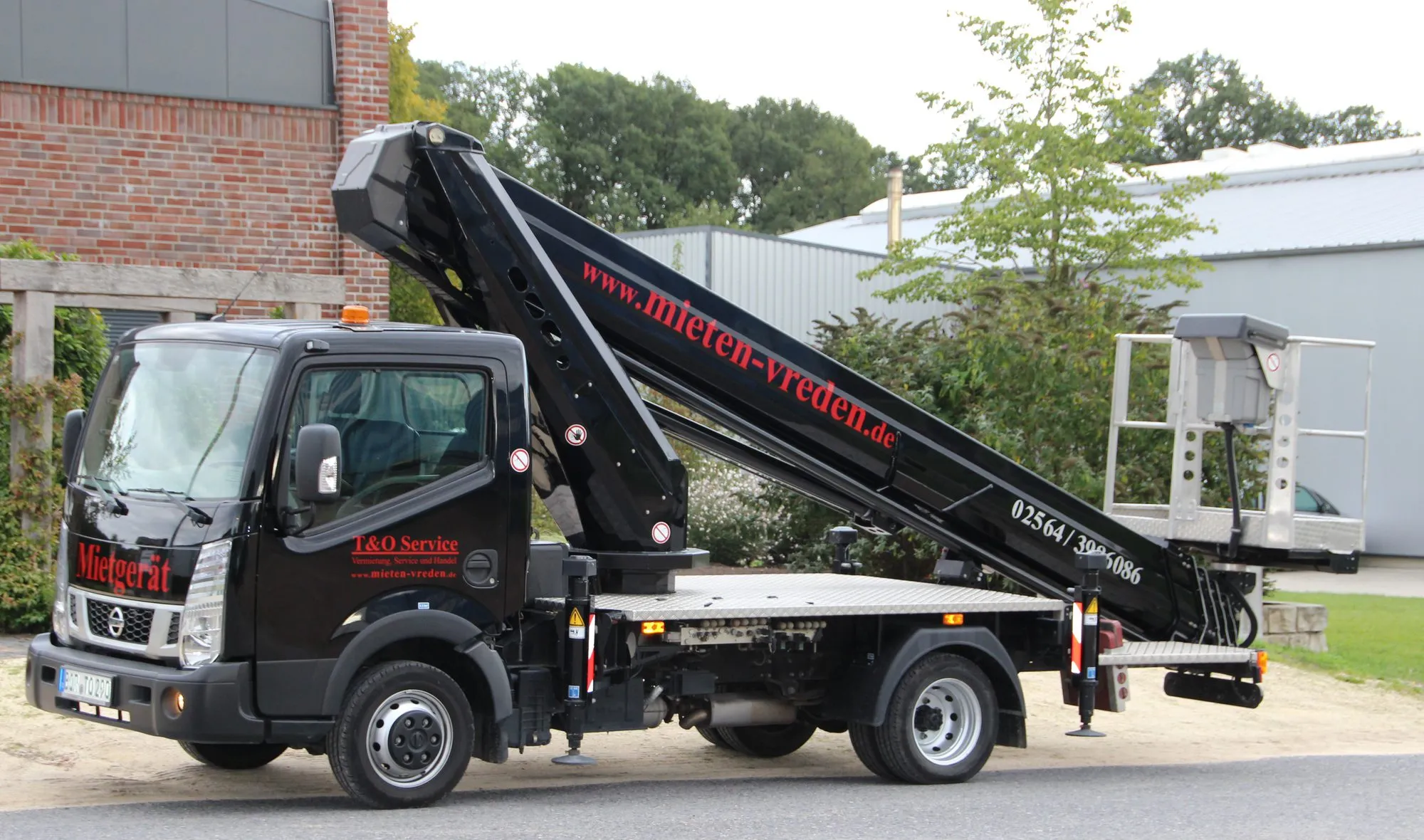 LKW-Arbeitsbühne TB 290 mit ausgefahrenem Korb