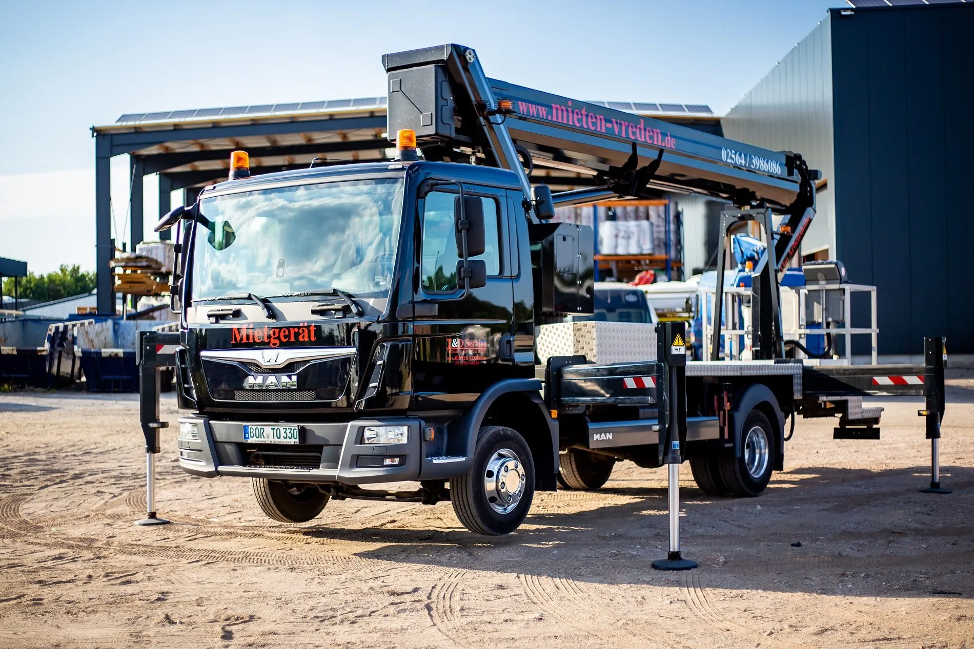 LKW-Arbeitsbühne TR 330 mit ausgefahrenen Stützen auf dem Betriebshof