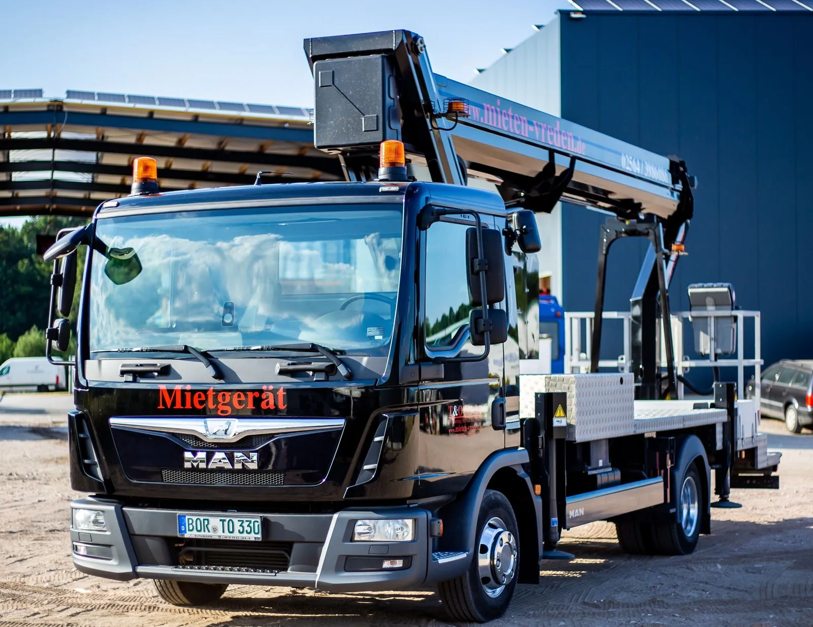 LKW-Arbeitsbühne TR 330 auf MAN TGL, schräg von vorn