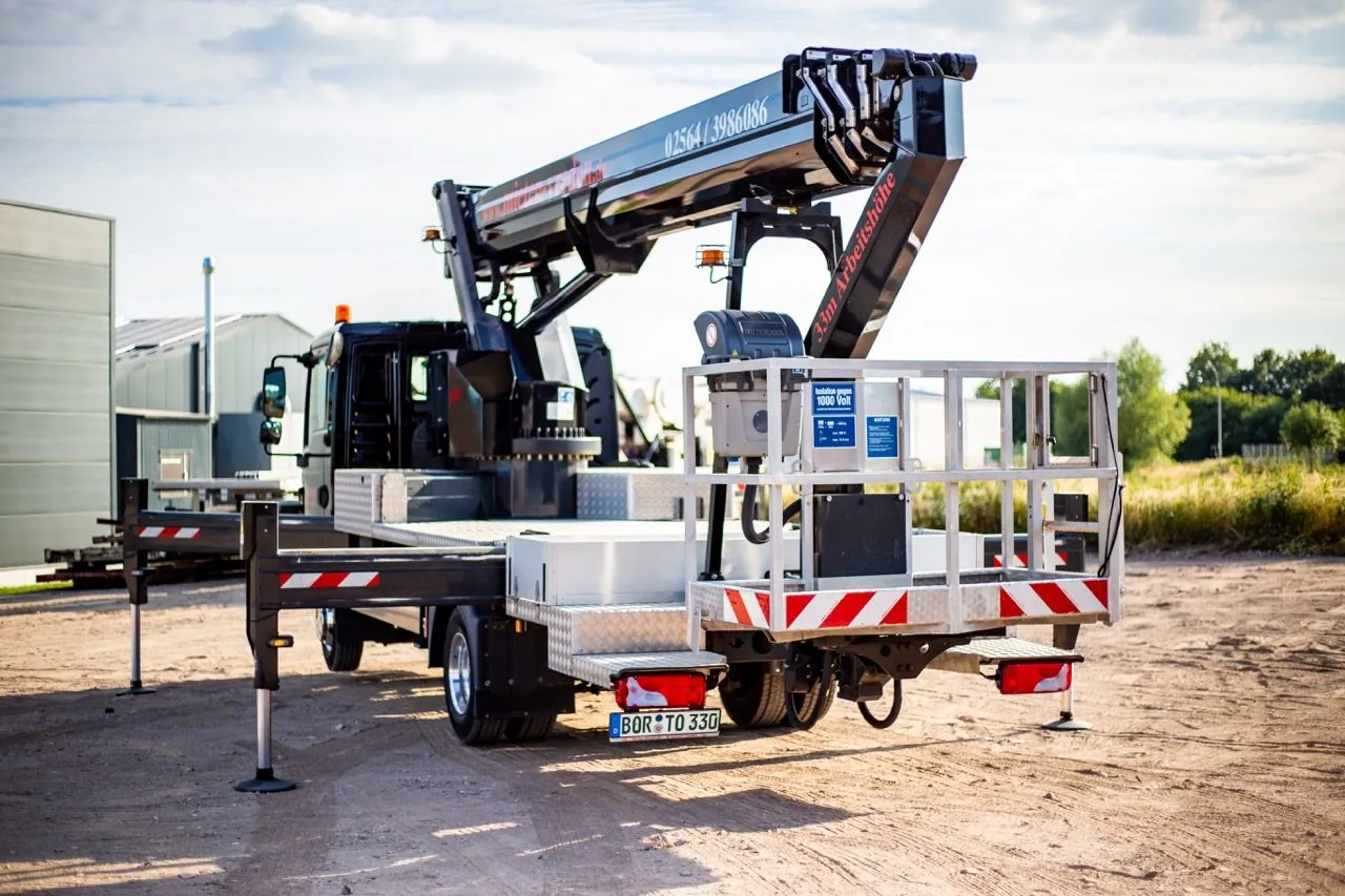 TR 330 von hinten, Arbeitskorb abgesenkt und Stützen ausgefahren