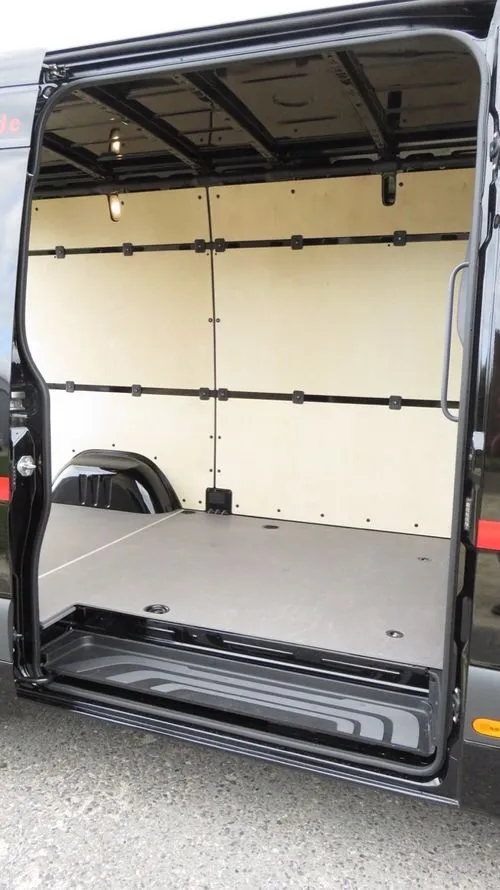 Transporter, Kastenwagen, Mercedes Sprinter, L2 H2, geschlossener Kasten, weitere Ansicht 1