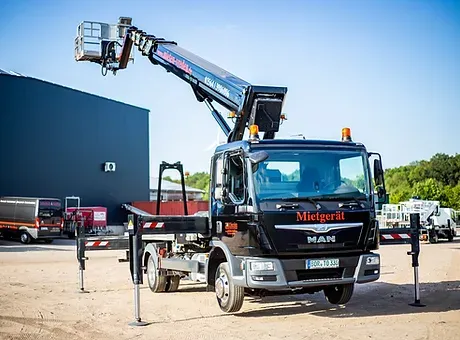 LKW-Arbeitsbühne TR 330 von T&O Service auf dem Betriebshof in Vreden