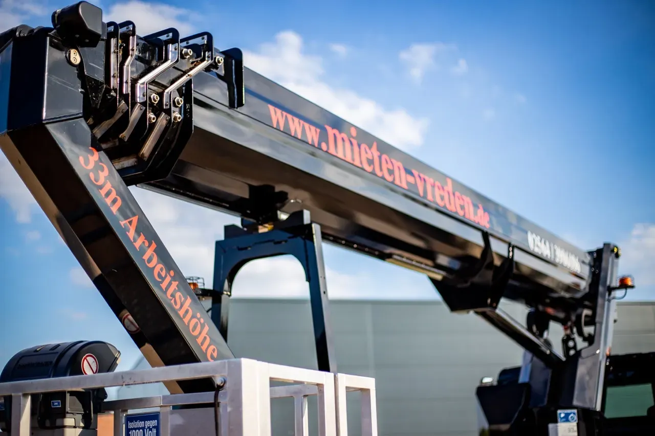 Ausleger der LKW-Arbeitsbühne TR 330 von T&O Service mit der Aufschrift 33 m Arbeitshöhe