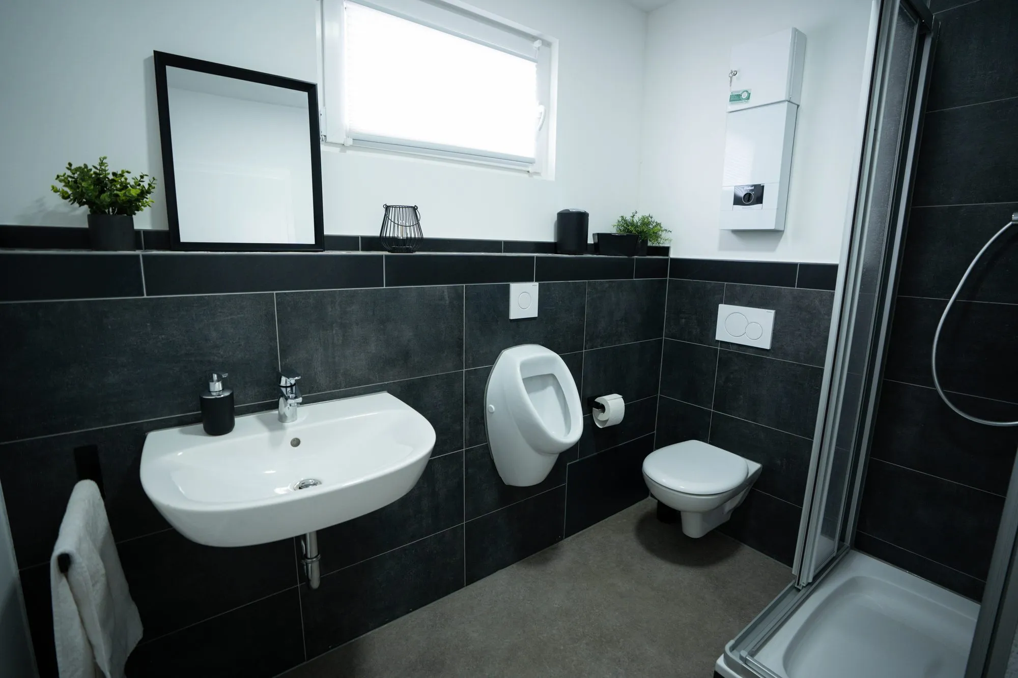 Sanitärbereich am Schulungsraum von T&O Service mit Waschbecken, WC und Dusche